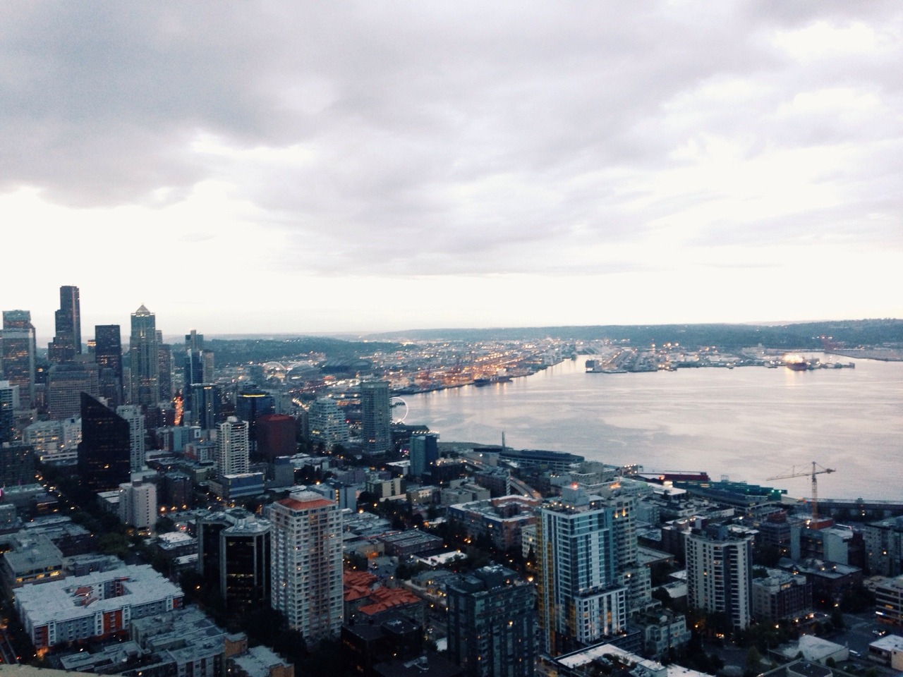 shonenposijumpxvx:   Seattle at sunset and dusk   I get to ride my bike in this city