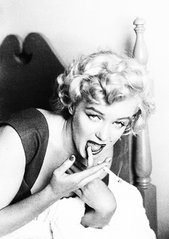 missmonroes:Marilyn Monroe photographed by Jock Carroll, 1952
