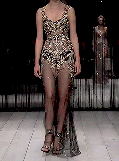 evermore-fashion:  Alexander McQueen Fall 2016 Ready-to-Wear Collection