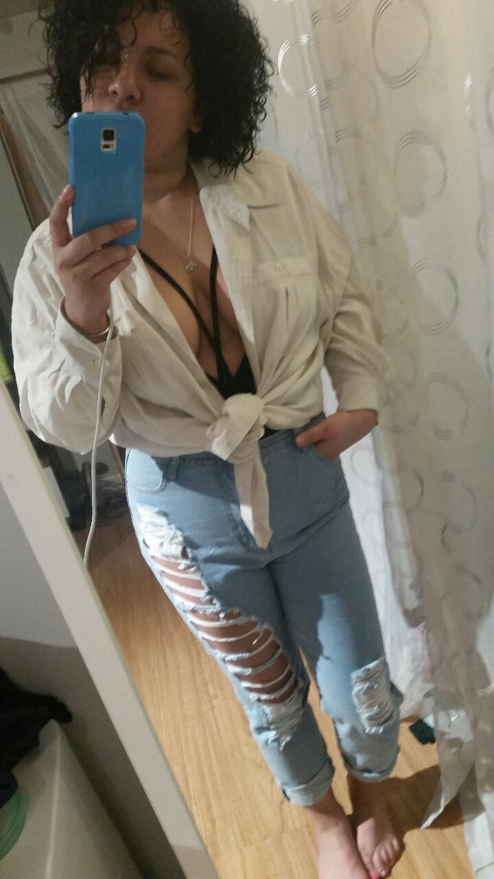 trublulotus:  trying to figure out what to wear tonight and i thought i looked kinda