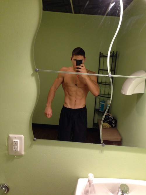 the-vegan-shreddernaut:  Some one week out flex Friday pix. Defo could be leaner but whatever. 