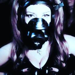 laruine88:  My first gas mask ☝️😌 put it on and leave reality 😍 #lubywayne #latex #gasmask #gasmaskgirl #breathplayfetish #breathplay #rubber#rubbergirl #latexgirl