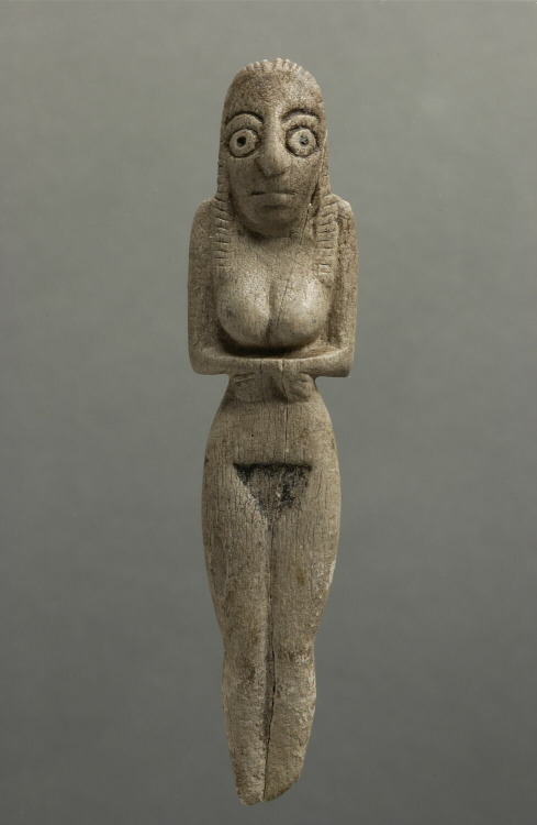  Ivory female figurine / Badari (?); Nagada I (?), 4300 - 3500 BC,8.7cm (attribution according to st