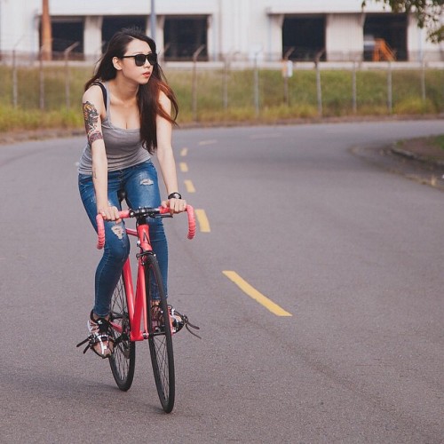 fixiegirls:  Repost from @y.c.tang . #A小姐 Signora Aventón. += @chhiauun . . . #Fahrrad #Bicicleta #B