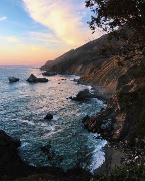 hollieturner:  One of the most beautiful coastlines I’ve seen. #lifewelltravelled by tuulavintage
