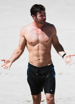 exposedtease:  Chris Hemsworth