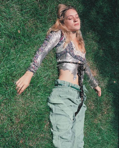 chloesevignyonline:Chloë Sevigny by Mark Borthwick for Purple Fashion S/S 2002.