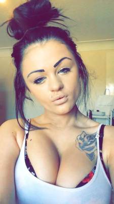 socialnetworkstunners:  slapthedonkey:  What a tidy piece xxxxx  Love to cum allover her Chavvy face