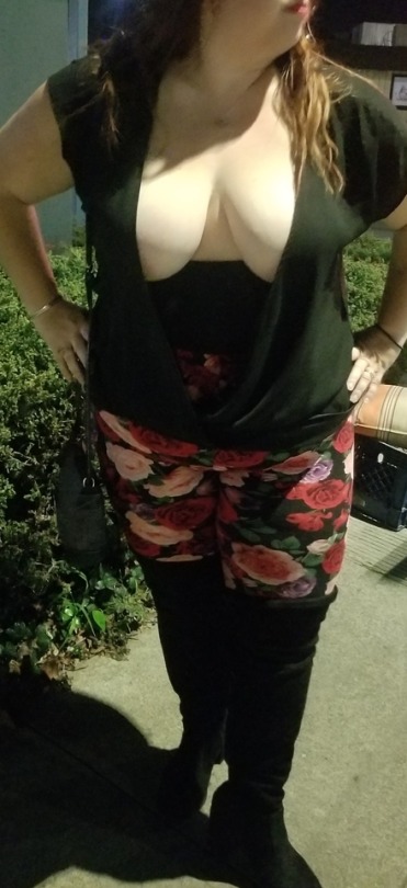 cutehousewife0523:  42ds:  Out for drinks tonight with husband.  I think i turned a few heads…    Love a lady who’s not afraid to flaunt what she’s got.   Raised a few cocks as well