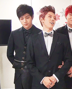chandoo:  myungsoo clutching onto dongwoo’s waist ≧◡≦ 
