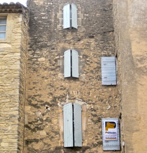 Mur de pierre avec des volets fermée, Gordes, Vaucluse 2016.