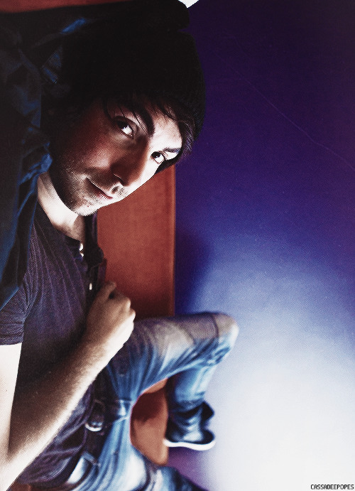 syngvtes:  13/50 pictures of Alex Gaskarth (original pic by Adam Elmakias, do not