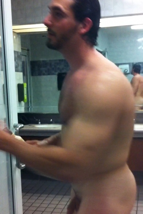 gongetyagood:  Hot muscular bodybuilder coming out of the showers. Yum