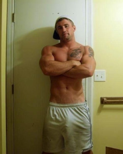 huskymenlover:  Dude’s gettin horny  Nice bulge  