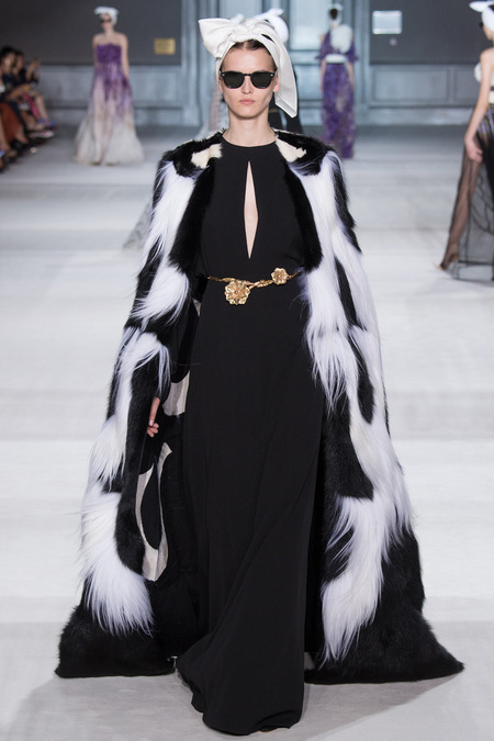 glitter-in-wonderland:  whore-for-couture:  maidsofbondstreet:  Katlin Aas at Giambattista Valli, Fall 2014 Haute Couture  Haute Couture blog :)  xx