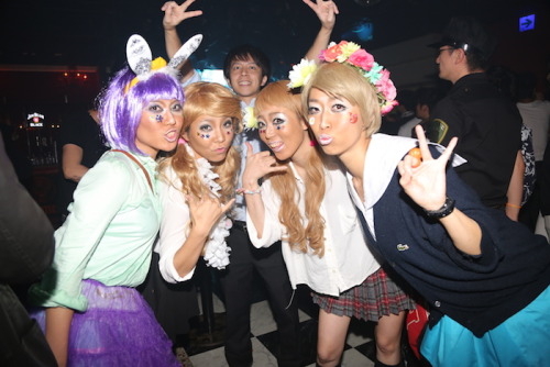 gyaru-coordinates:  “SHIBUYA109 × T-SPOOK CAMELOT HALLOWEEN NIGHT” ! !  Pic 1