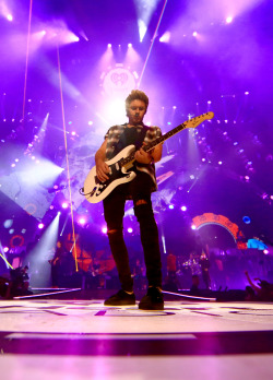 direct-news:  HQ’s - One Direction performs onstage during the 2014 iHeartRadio Music Festival at the MGM Grand Garden Arena on September 20, 2014 in Las Vegas, Nevada. 