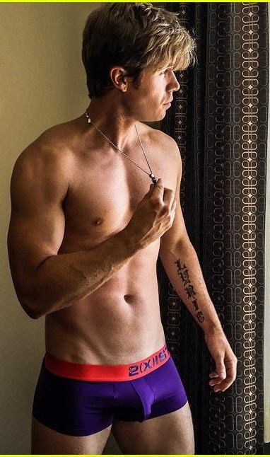 kevincecilio:  thecelebarchive:  The singer leaves Little to the Imagination in Skimpy