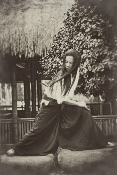 thekimonogallery:Japan: “In the earlier periods such as the Heian and Kamakura, there were female me
