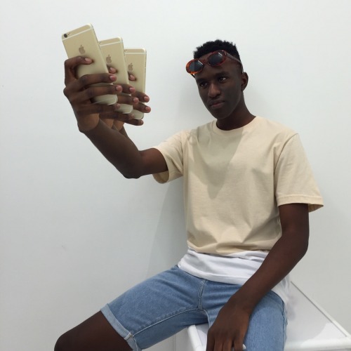 2jam4u:  sensitiveblackperson:  itamagucci:  When sensitiveblackperson inspires you to get creative with your selfies  Niccceeeeee   I’M LIVING FOR THIS CONCEPT!!!!!
