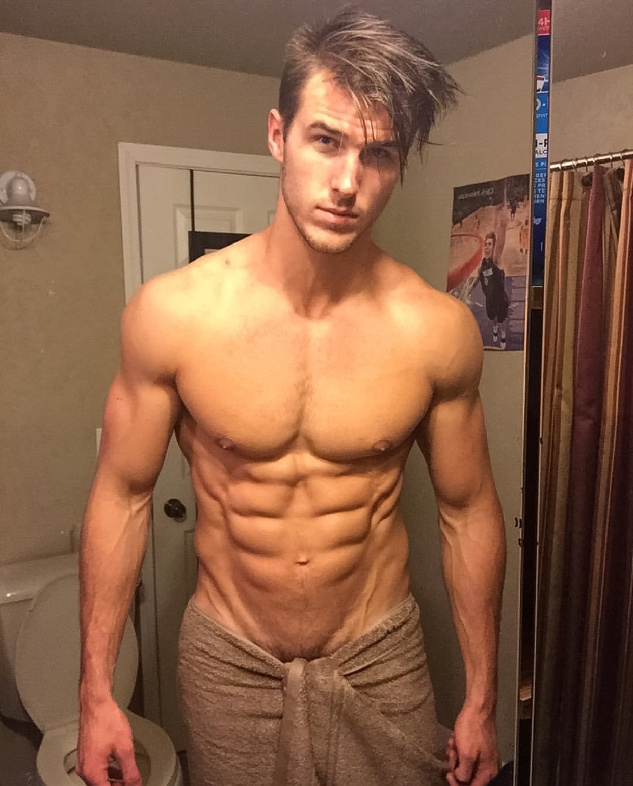 sprinkledpeen: Dusty Lachowicz’s sexy towel selfies  Click here for more photos