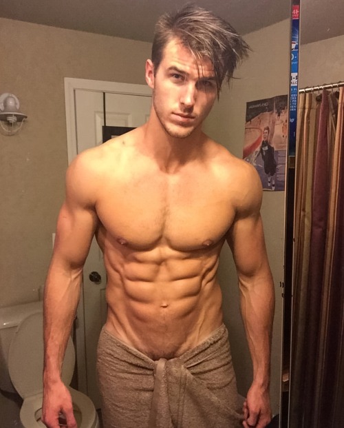 sprinkledpeen: Dusty Lachowicz’s sexy towel selfies  Click here for more photos of Dusty.   