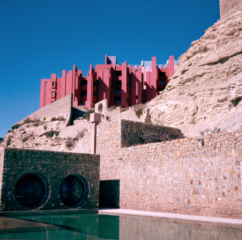 Porn razorshapes:  “La Muralla Roja” in Spain photos