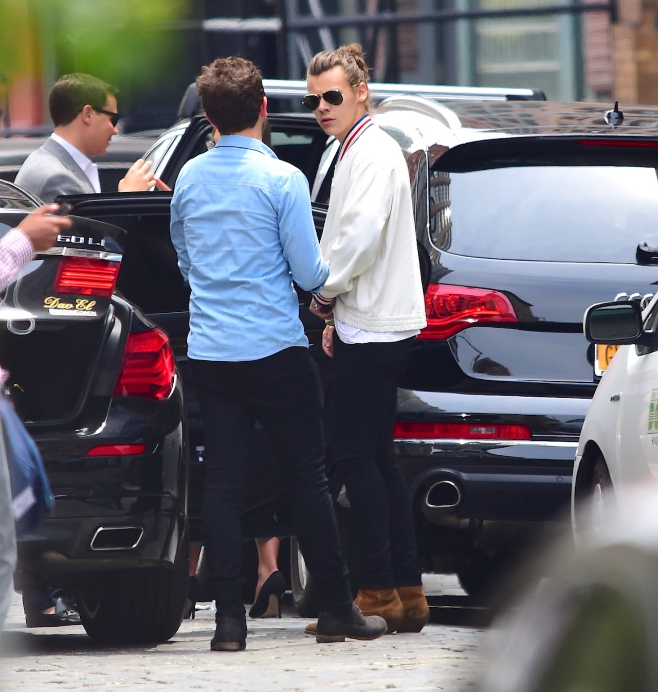 thestylinsoncrew:    Harry apartment shopping in NYC - 12.06.2015  