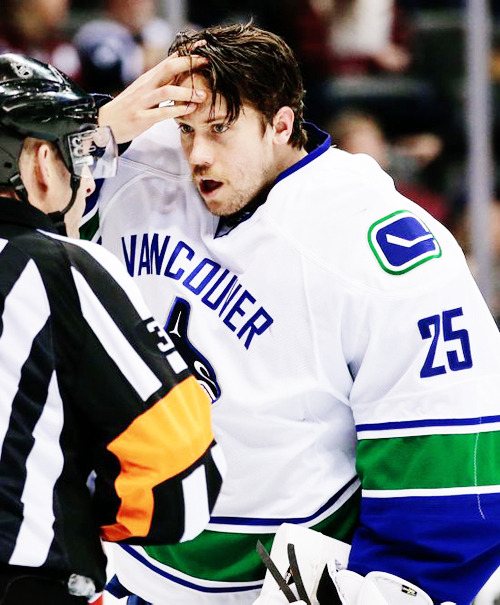 aedlers: November 26th, 2016 When the helmet came off during the game he became confused, he wasn&rs