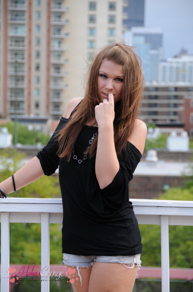 loveminino:  Ashley George Chicago SkylineJoin My New Facebook Grouphttp://adf.ly/aufQt