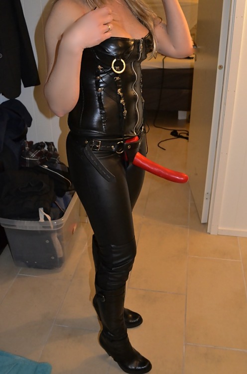 nastyjonnie:  Tight leather a a nice red porn pictures