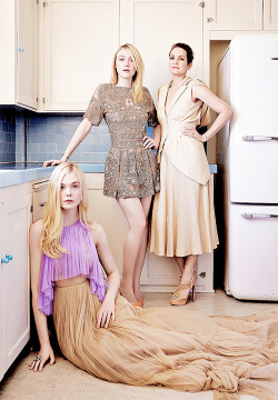 wintrhenry:   The Fanning sisters pose with