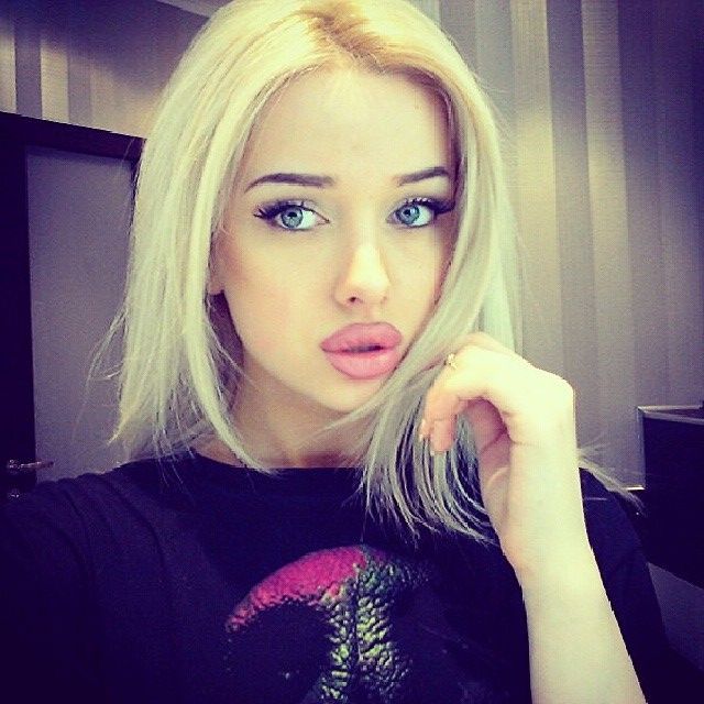 candyhousebimbos:  Such a pretty girl… and look at those stunning suck-pillows