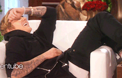 famousskivvies:  Ellen poking Justin’s booty