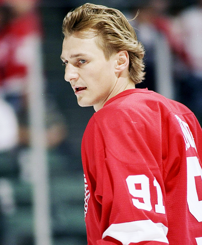 sergei-fedorov-of-the-detroit-red-wings-looks-on-against-the-buffalo-picture-id1935537  (667×1024)