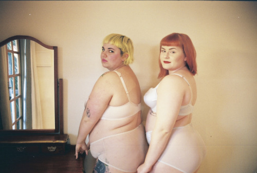 girl-farts:  laurencrowphoto:  kate ( lavie-enrouge) and me, july 2014 brisbane, australia Website // Tumblr // Flickr  iluuuu 