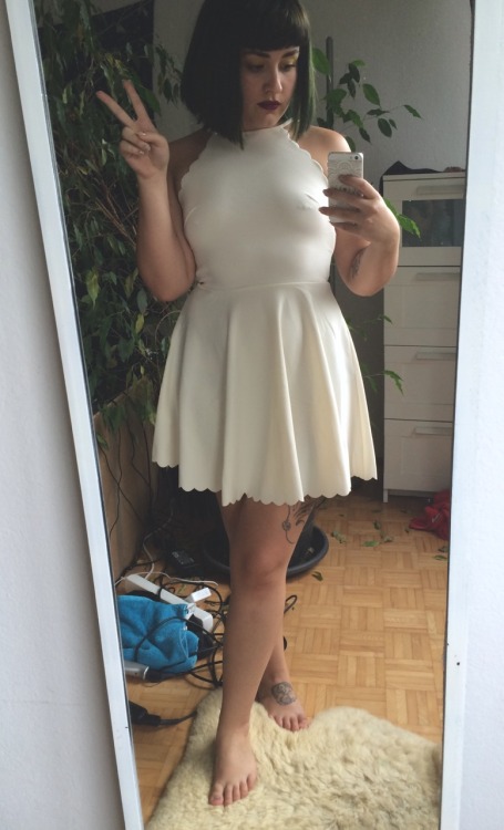 amylovv:  my new hair color looks extra cute with white clothes 