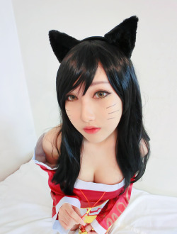 league-of-legends-sexy-girls:  Ahri cosplay