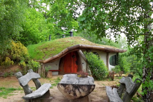 leaftooth:  chibi-glitch:  voiceofnature:    This beautiful hobbit house is located in   Krzywcza, Poland, and is called Hobbitówa. It was made by the polish architect Bogdan Pekalski, and is built out of natural materials with the cordwood technique. 