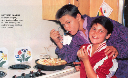 90sclubkid:River and Joaquin Phoenix in 1985