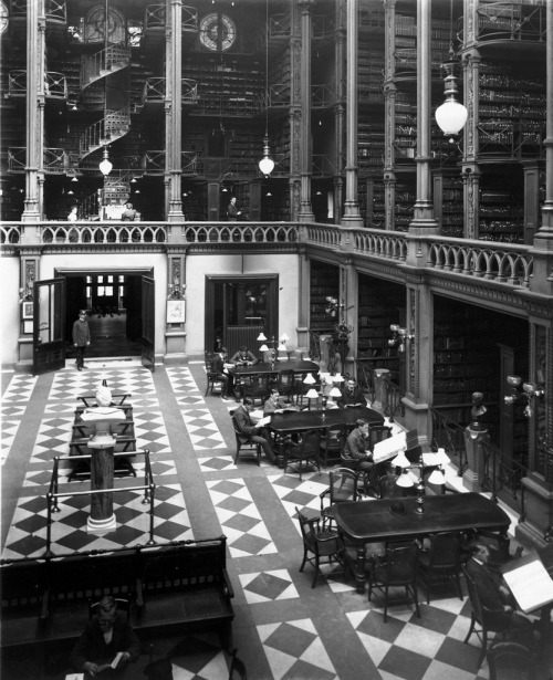 archatlas:   The Old Cincinnati Library I had never seen pictures of this building, it looks amazing, a books lover wet dream! 