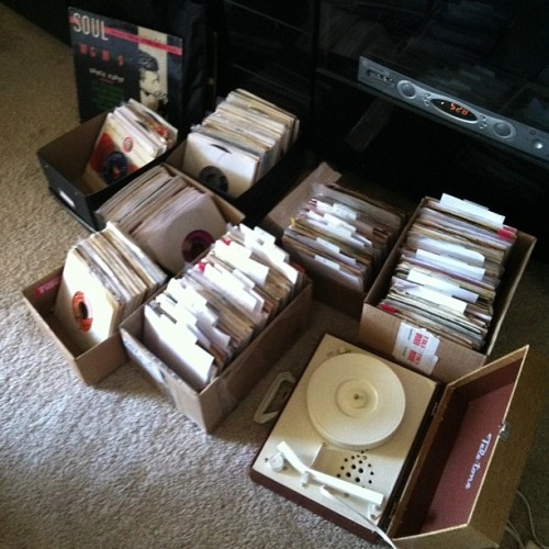 olvidado73:  #vinyl #45_s #soul #cleaningday need to get organized 