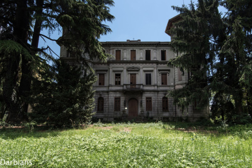 darbians - A large abandoned villa in Italy.Check out the link...