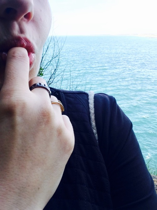 mylifeonfire36: I’m feeling naughty while having a walk..  Expose your breast