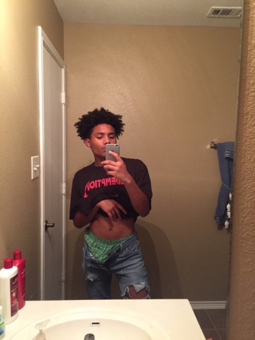 diamondstatus:  kidsantos:  Ig @tripmaazing  Red Bone Pretty Boy with a fatty