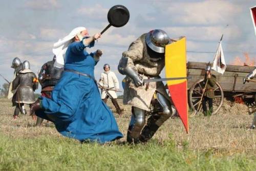 daisenseiben:  deepsearuin:  bantarleton: Same. The pan is mightier than the sword   I’m 100% certain this happened at least once during an actual medieval melee.  