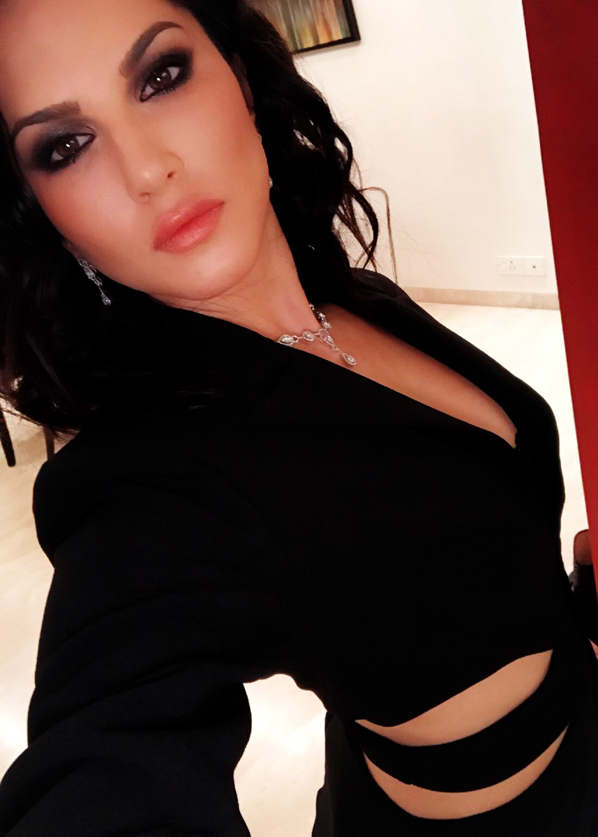 beautifulindiangirls:  Sunny Leone   ENJOY. 😆.http://pt2391.tumblr.comTHANKS