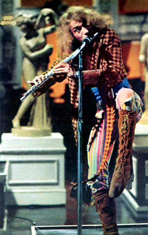 soundsof71:  “IAN’S BE-IN: A flamboyant flautist makes the Jethro Tull group rock” (Jethro Tull’s Ian Anderson, LIFE Magazine, May 7, 1970)  Flamboyant flautist 😆