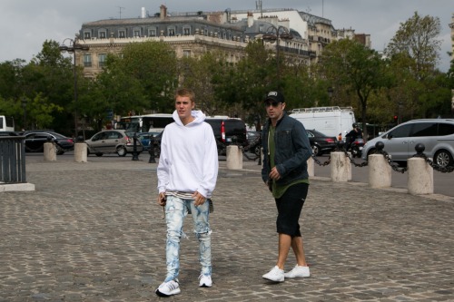 The biebs are in Paris