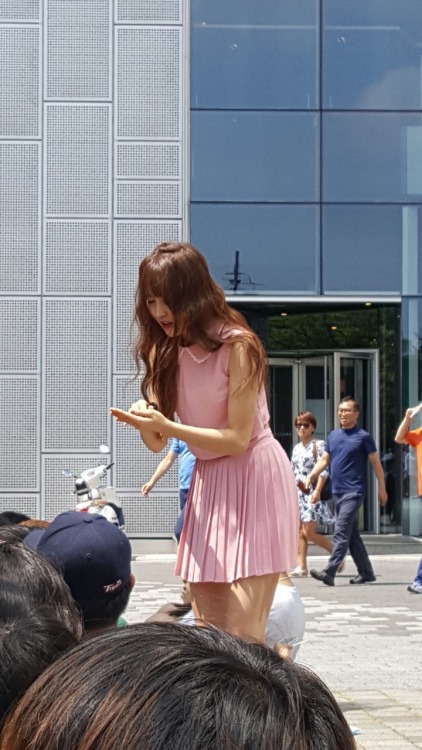 fullofsinb:  i love these pics so much, she looks so casual and beautiful 😣🌸